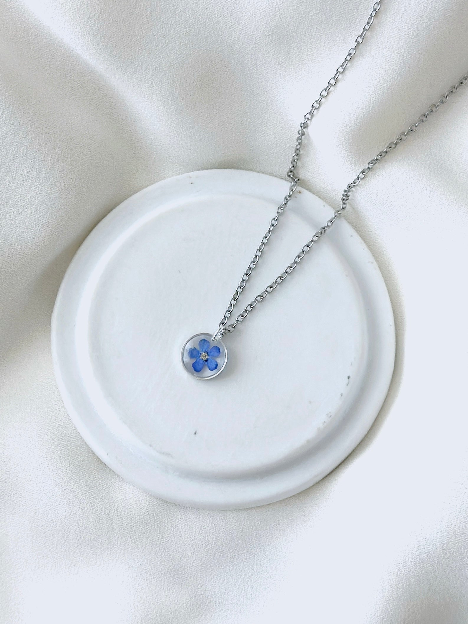 Zarte kleine Vergissmeinnicht Halskette mit echter gepresster Blüte