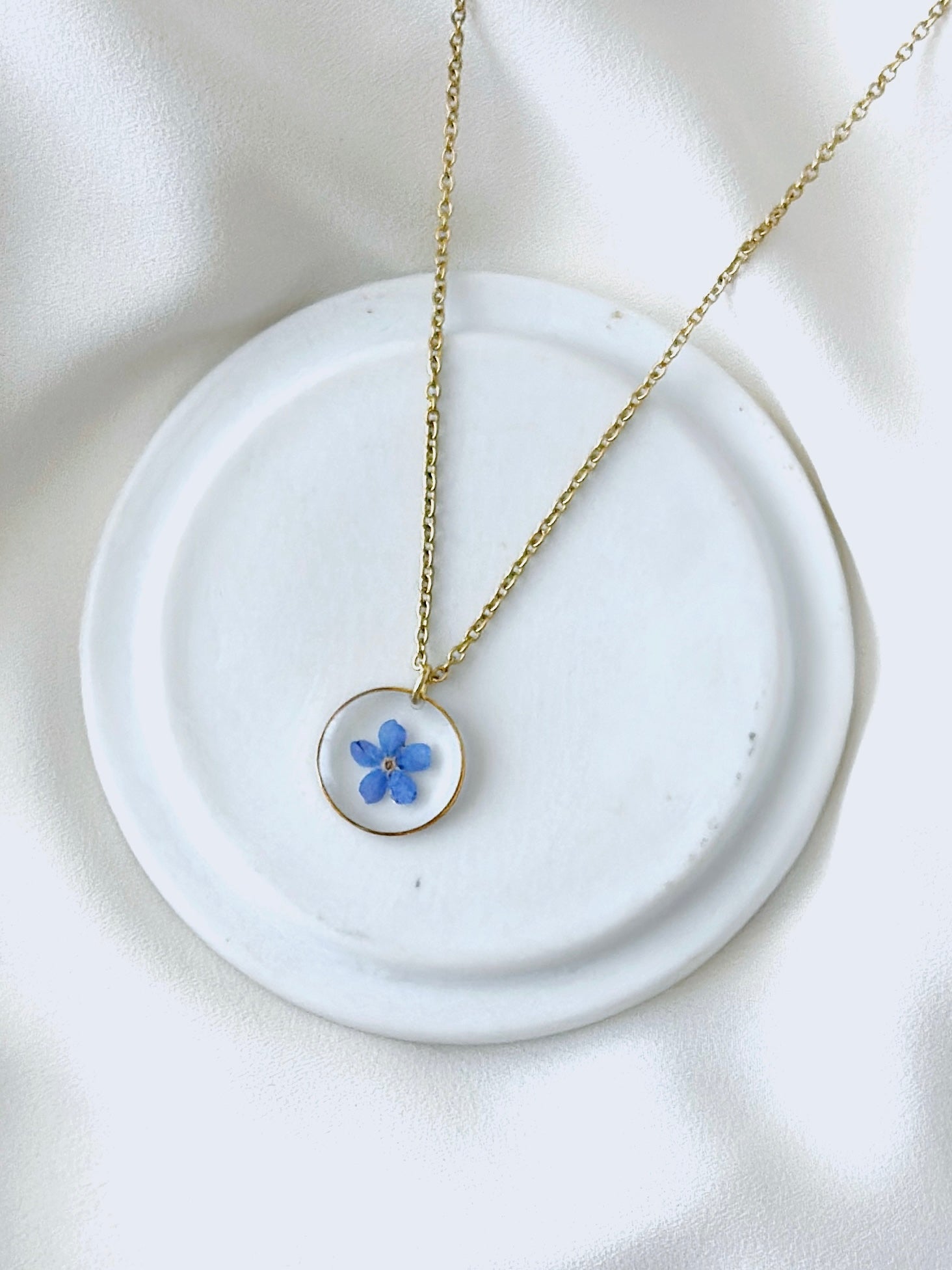 Runde Vergissmeinnicht Halskette mit echter gepresster Blüte
