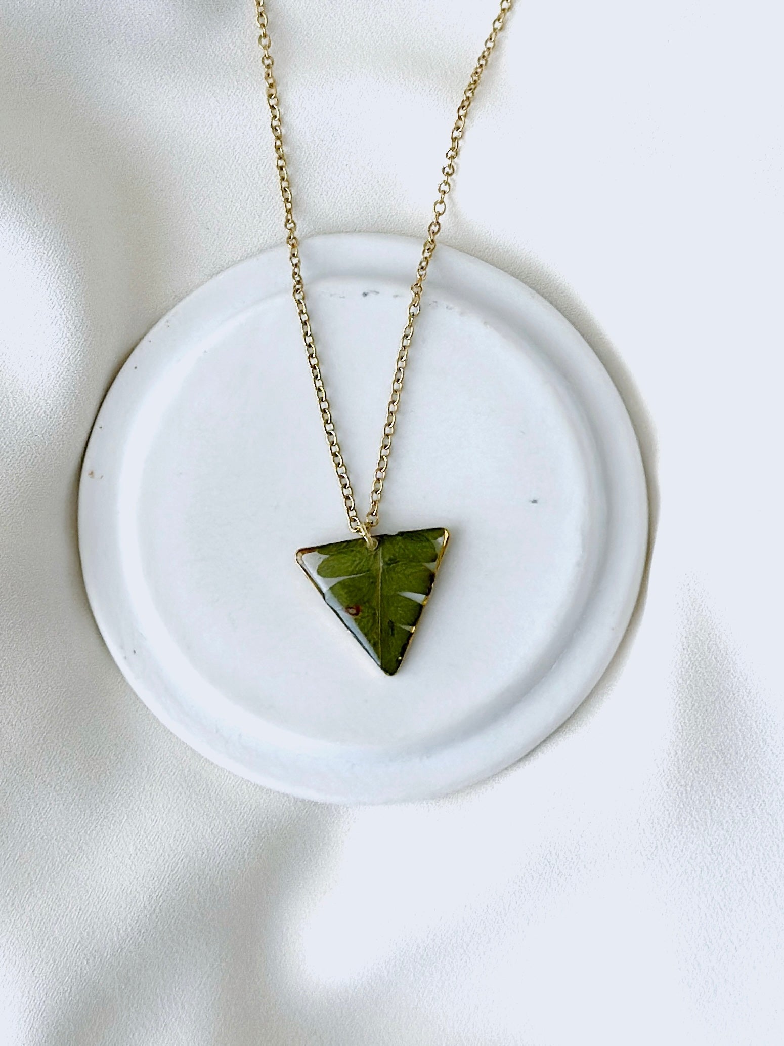 Grüne Dreieckige Farn Halskette mit gepressten echten Farnblättern