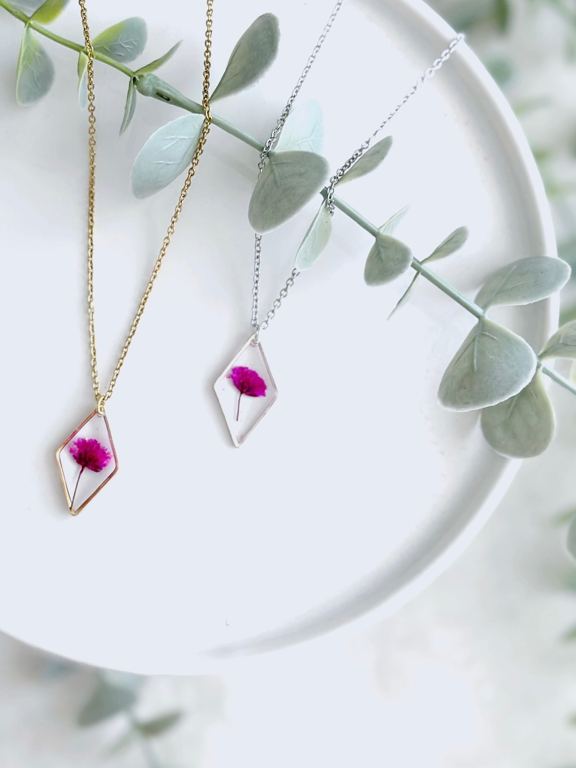 Karoförmige pinke Wildblumen Halskette mit gepressten Schleierkraut Blüten