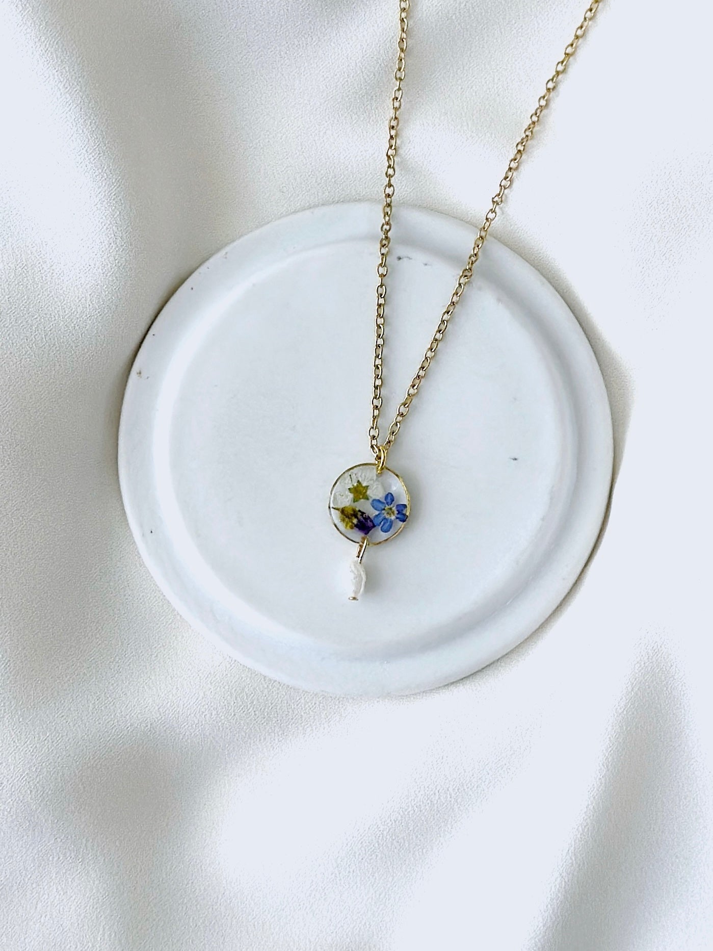 Zarte runde Wildblüten Halskette mit gepressten Blüten, Vergissmeinnicht und echter Süßwasser Perle