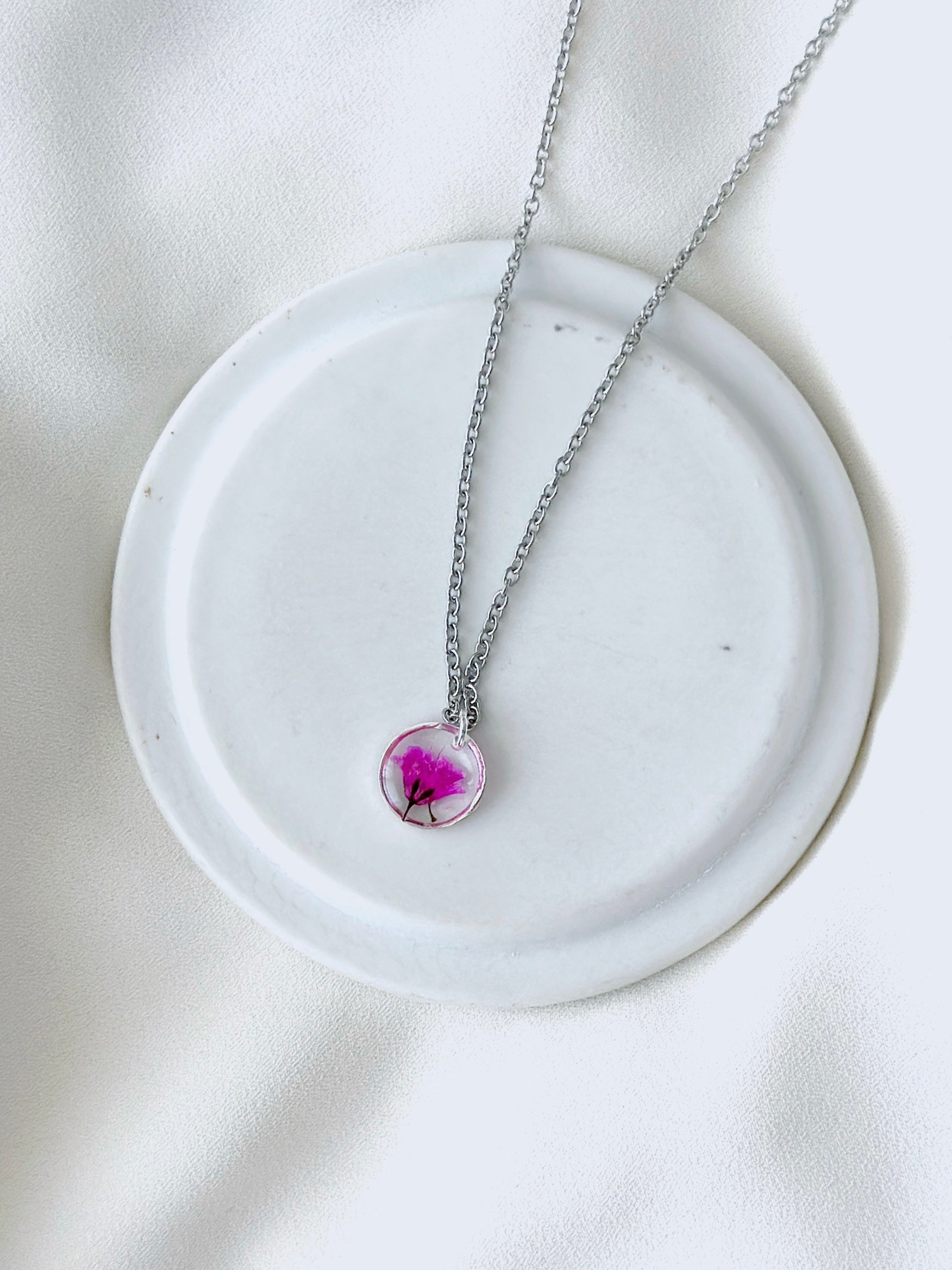 Kleine pinke Wildblumen Halskette mit gepressten Schleierkraut Blüten