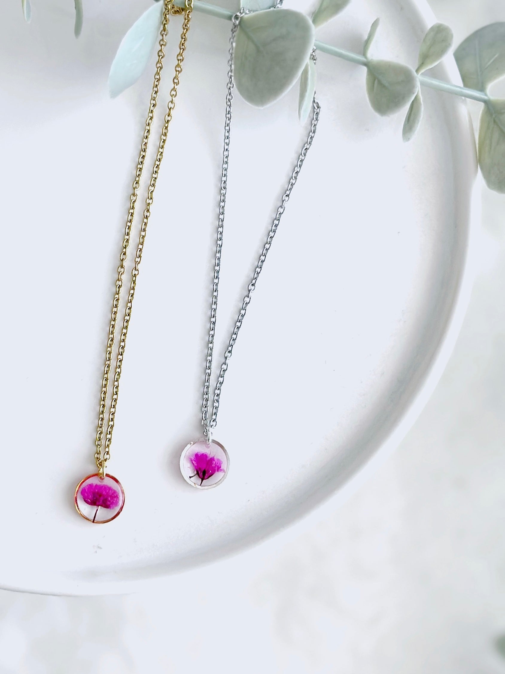 Kleine pinke Wildblumen Halskette mit gepressten Schleierkraut Blüten