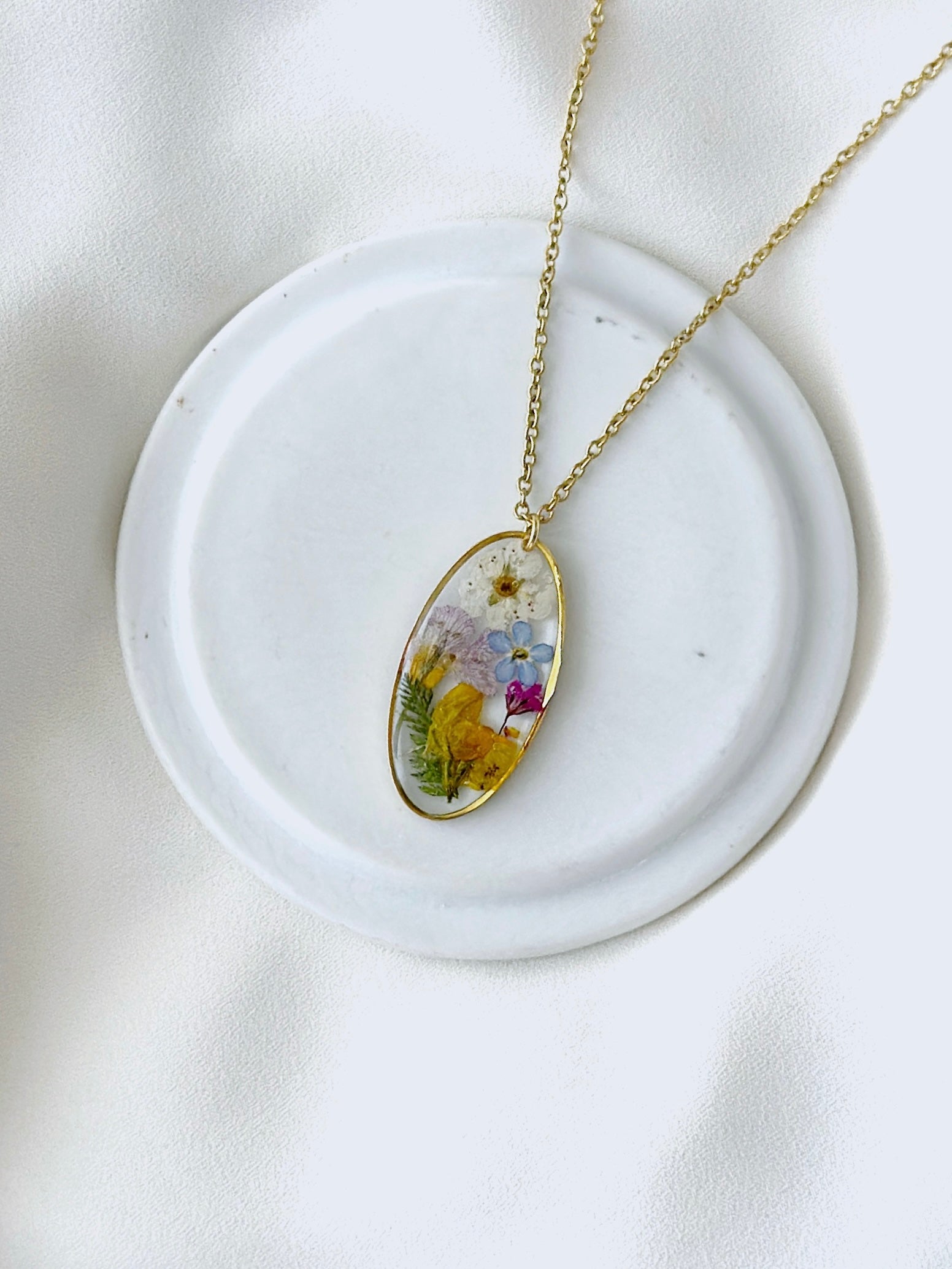 Bunte ovale Wildblüten Halskette mit echten gepressten Blüten