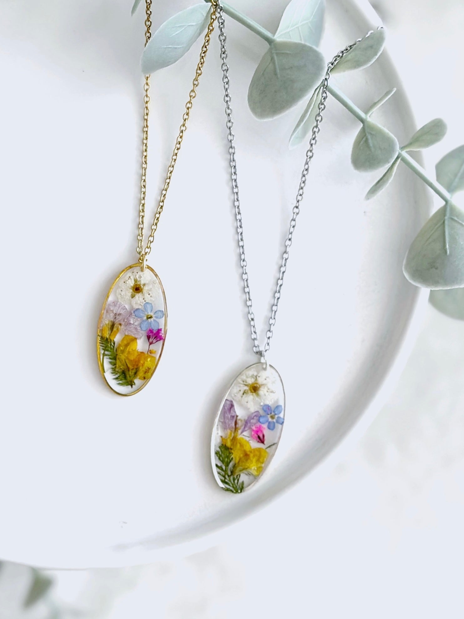 Bunte ovale Wildblüten Halskette mit echten gepressten Blüten