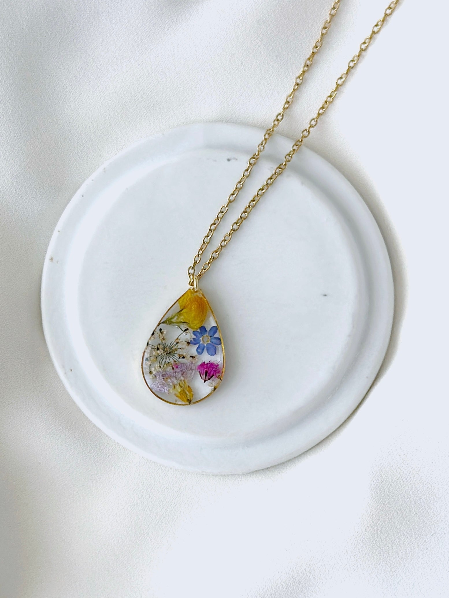 Bunte Tropfenförmige Vergissmeinnicht Wildblumen Halskette mit gepressten Blüten