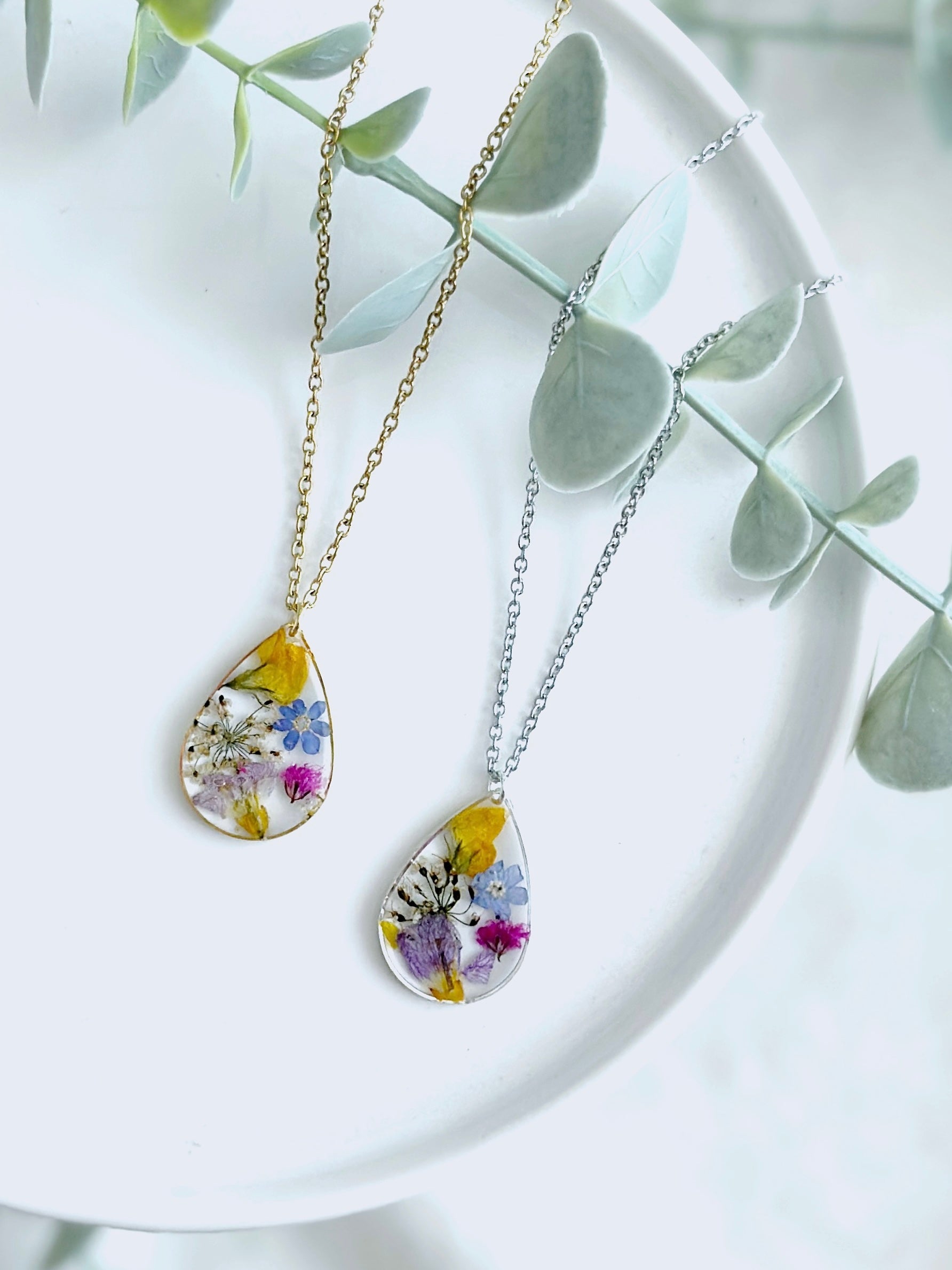 Bunte Tropfenförmige Vergissmeinnicht Wildblumen Halskette mit gepressten Blüten