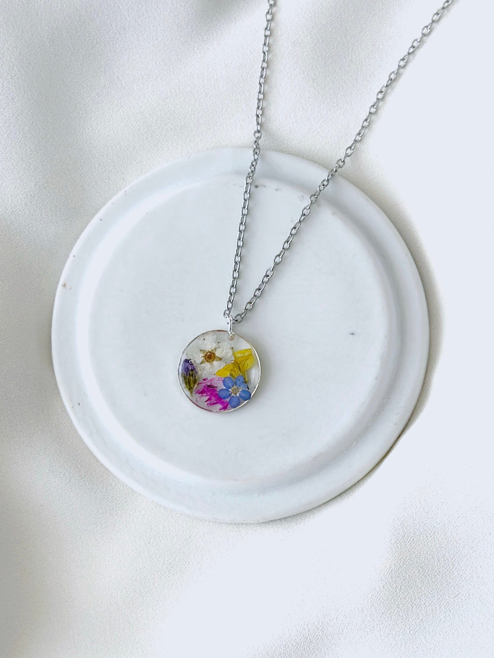 Farbenfrohe Wildblumen Halskette mit gepressten echten bunten Blüten