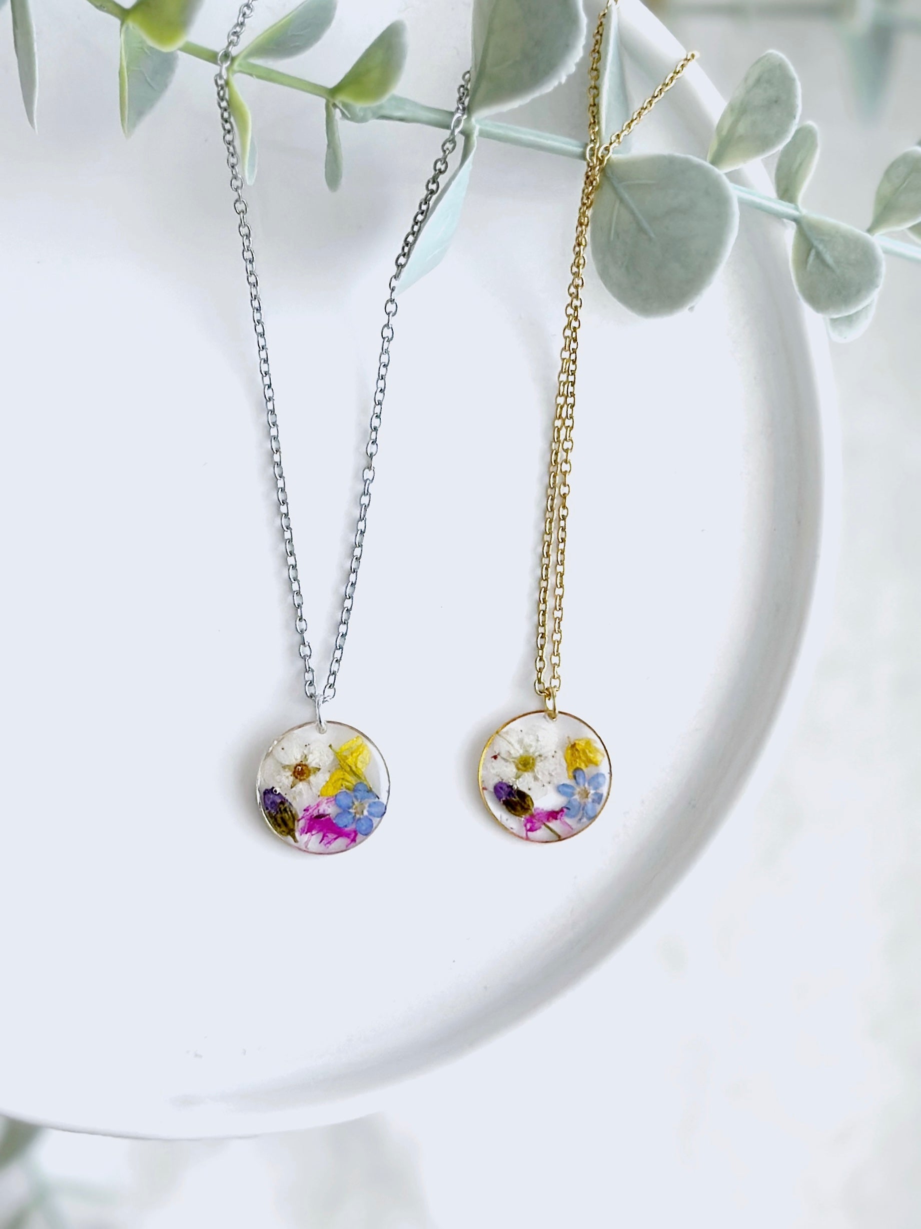 Farbenfrohe Wildblumen Halskette mit gepressten echten bunten Blüten