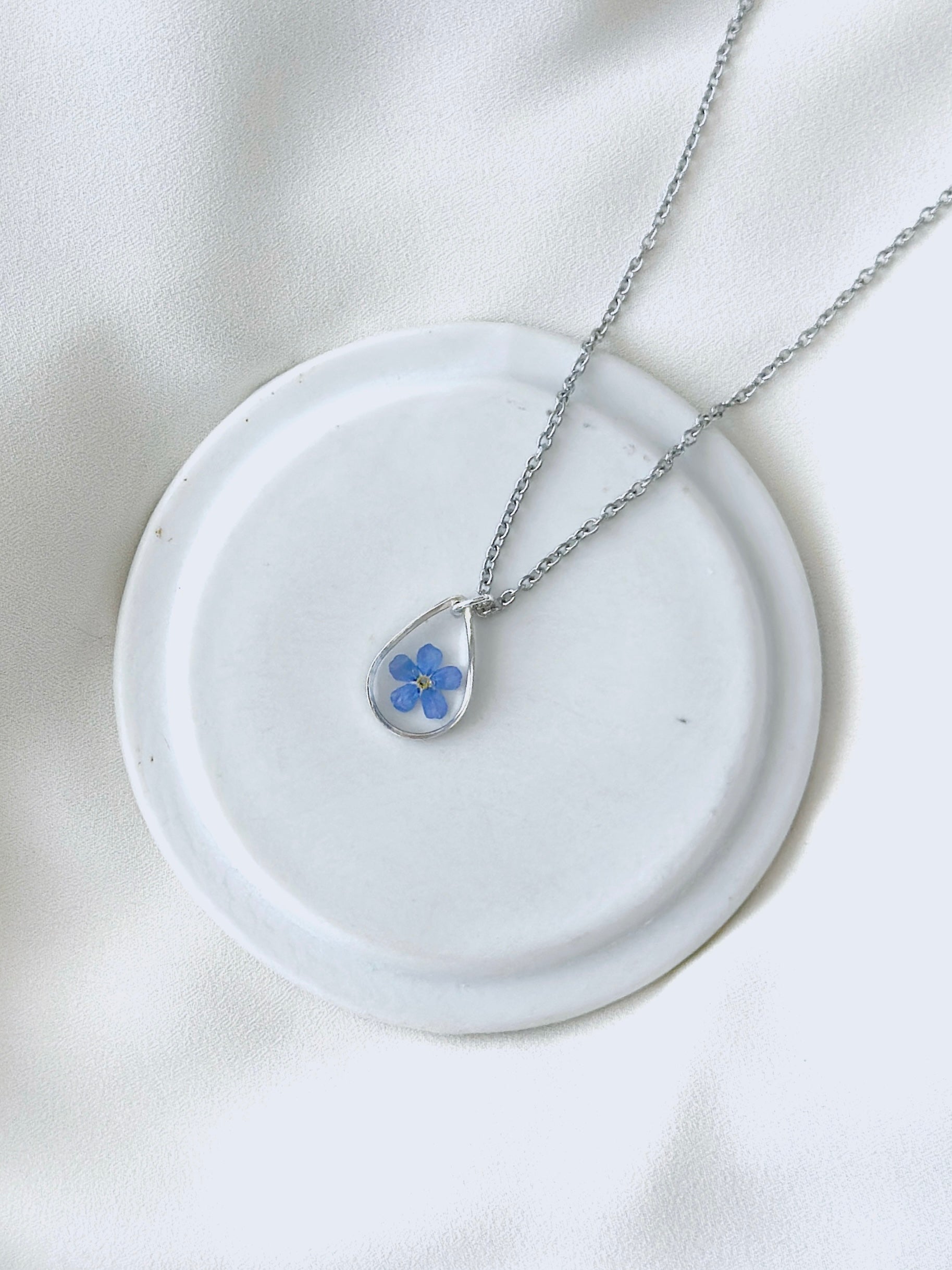 Tropfenförmige Vergissmeinnicht Halskette mit echter gepresster Blüte