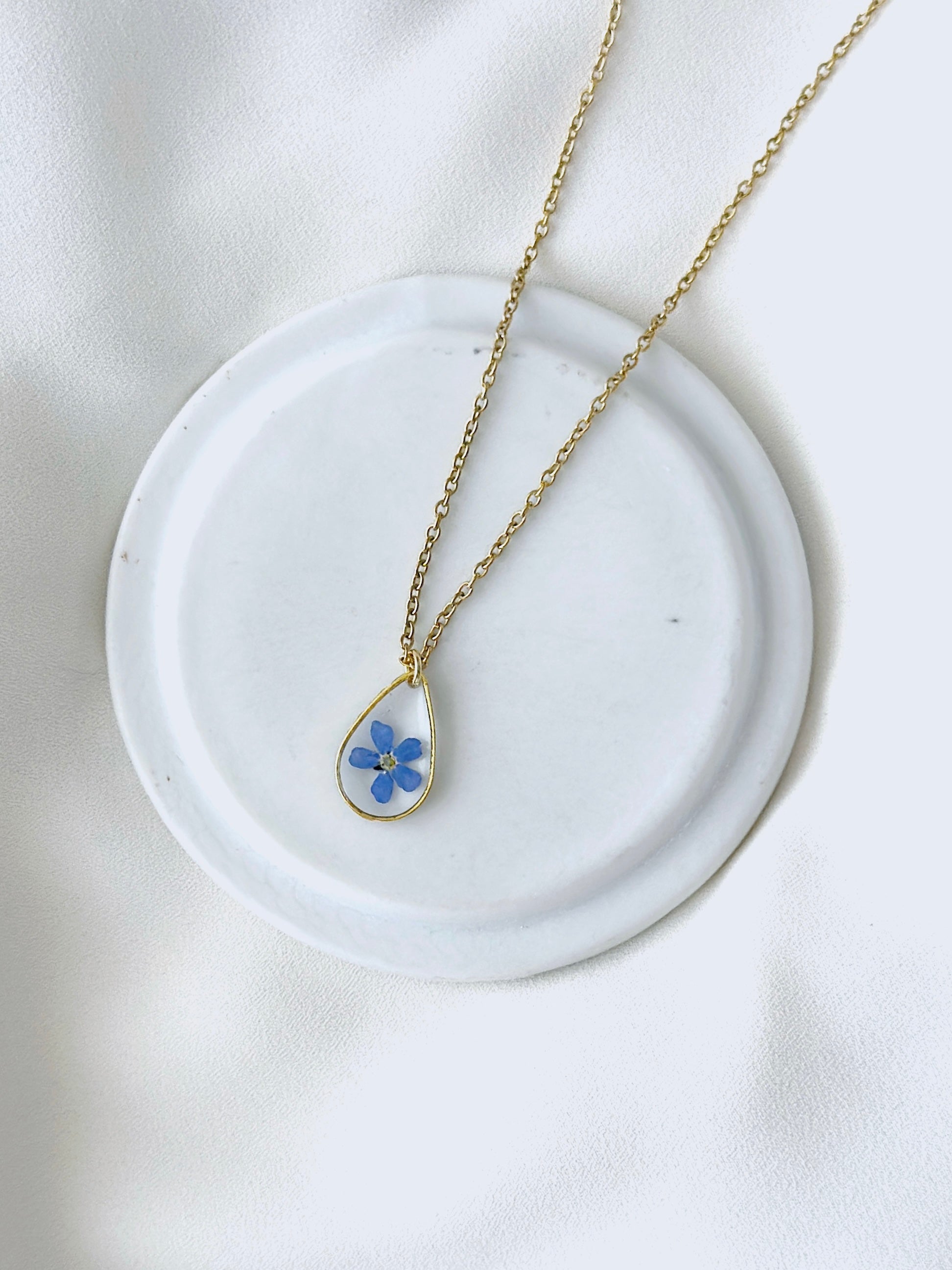 Tropfenförmige Vergissmeinnicht Halskette mit echter gepresster Blüte