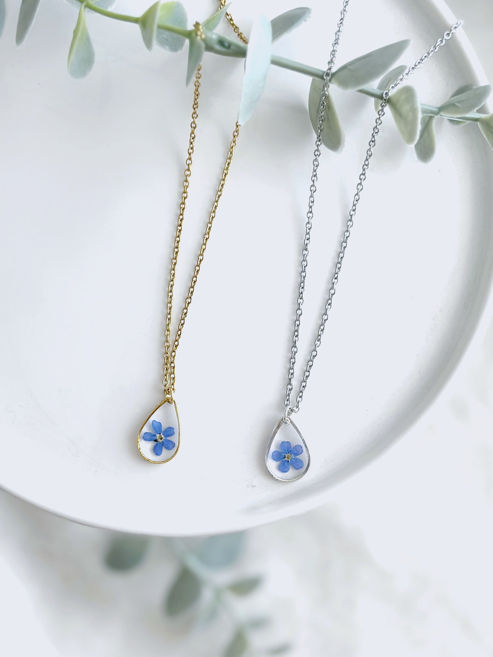 Tropfenförmige Vergissmeinnicht Halskette mit echter gepresster Blüte