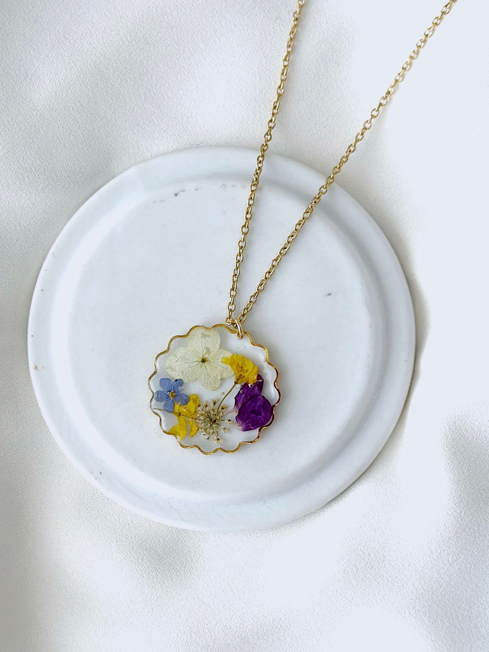 Farbenfrohe Blütenförmige Wildblüten Halskette mit gepressten Blüten