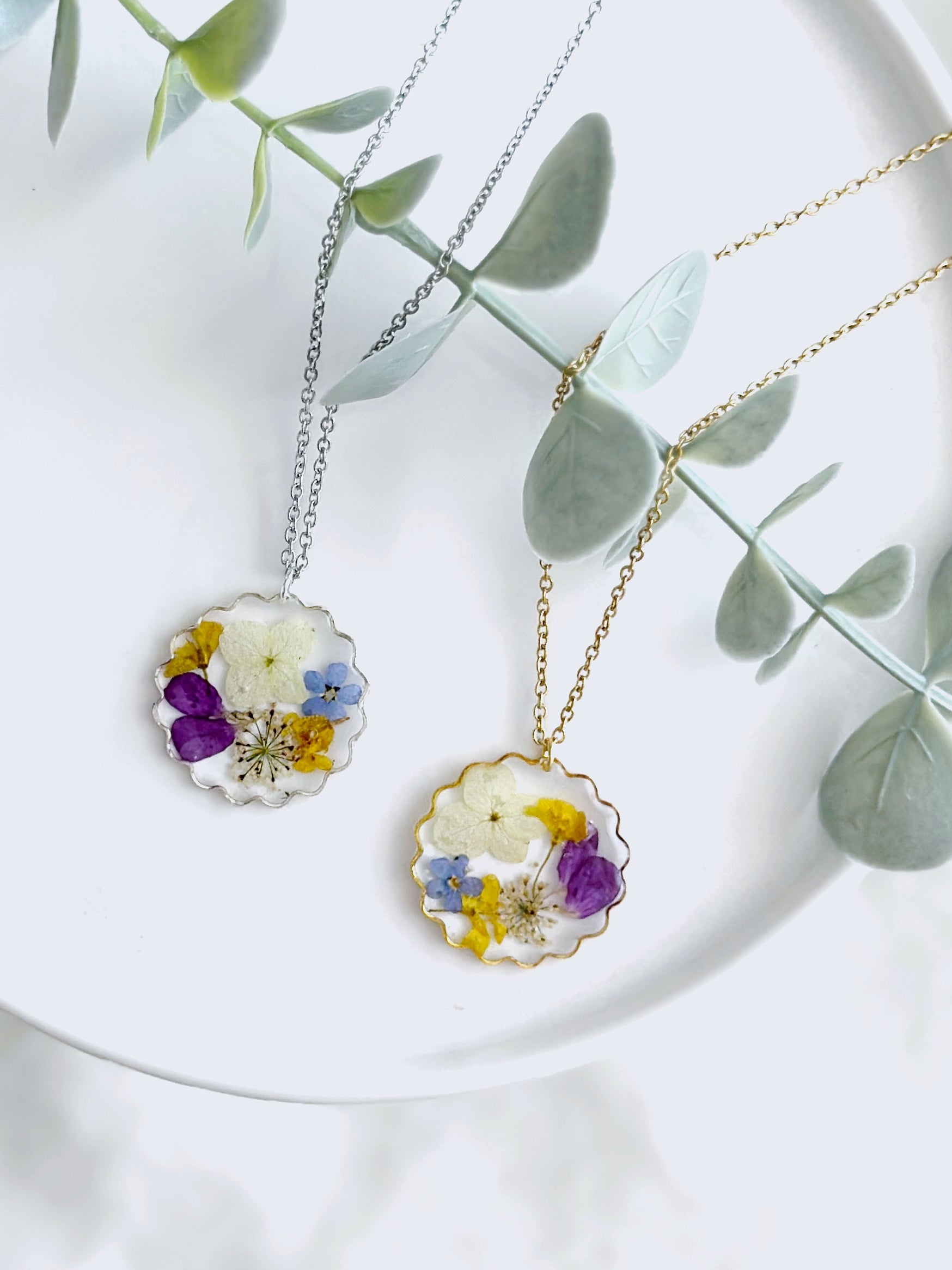 Farbenfrohe Blütenförmige Wildblüten Halskette mit gepressten Blüten